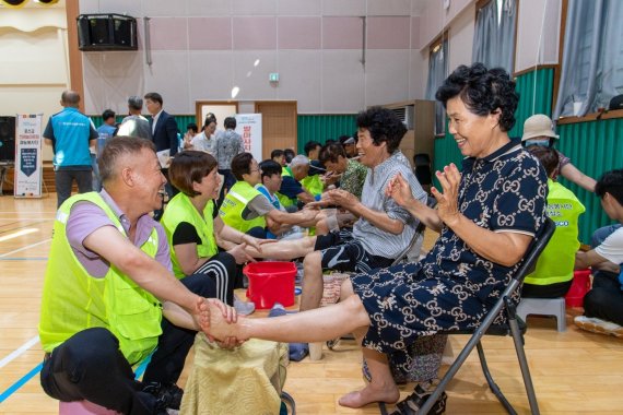 광양제철소가 지난 24일 광양시 봉강면 상봉·하봉·당저마을에서 광양시, 포스코 대학생봉사단 '비욘드'와 함께 대규모 연합봉사활동을 펼친 가운데 광양제철소 발마사지 재능봉사단이 어르신들을 대상으로 발 마사지를 하고 있다. 광양제철소 제공