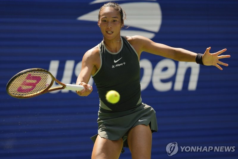 정친원 Zheng Qinwen, of China, returns a shot to Amanda Anisimova, of the United States, during the first round of the U.S. Open tennis championships, Monday, Aug. 26, 2024, in New York. (AP Photo/Kirsty Wigglesworth)