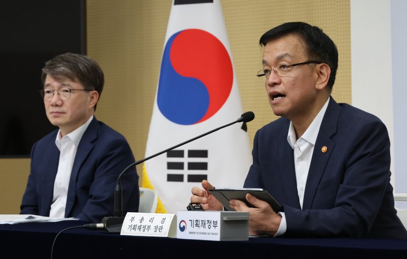 [세종=뉴시스] 강종민 기자 = 최상목 부총리 겸 기획재정부 장관이 지난 22일 세종시 정부세종청사에서 2025년 예산안을 발표하고 있다. 내년 예산안은 올해 보다 3.2% 늘어난 677.4조원으로 편성됐다. 왼쪽은 김동일 예산실장. 2024.08.27. ppkjm@newsis.com