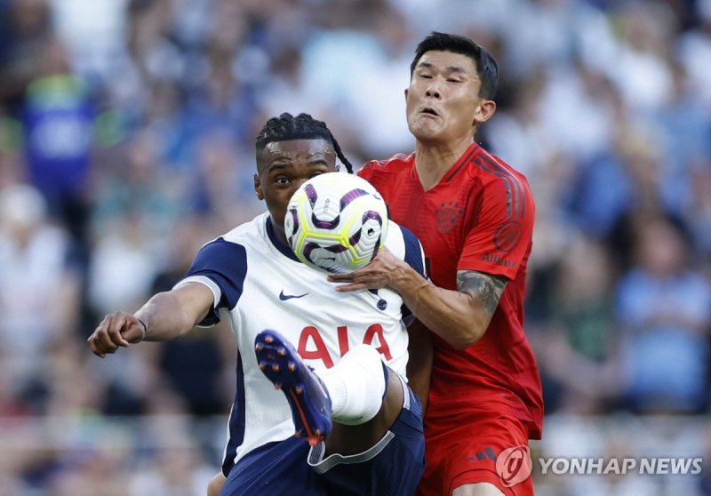 김민재 Soccer Football - Pre Season Friendly - Tottenham Hotspur v Bayern Munich - Tottenham Hotspur Stadium, London, Britain - August 10, 2024 Tottenham Hotspur's Destiny Udogie in action with Bayern Munich's Kim Min-jae. Action Images via Reuters/John Sibley