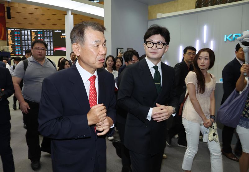 국민의힘 한동훈 대표가 27일 서울 영등포구 한국거래소에서 열린 자본시장 관계자와의 현장간담회에 앞서 정은보 한국거래소 이사장의 설명을 들으며 홍보관을 둘러보고 있다.<div id='ad_body3' class='mbad_bottom' ></div> 사진=박범준 기자