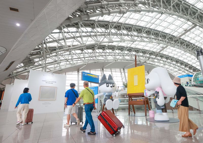 신세계면세점이 다음 달 24일까지 인천국제공항 제1터미널 교통센터 1층에서 '박서보 화백 X 폴앤바니' 특별 전시를 한다. 신세계면세점 제공