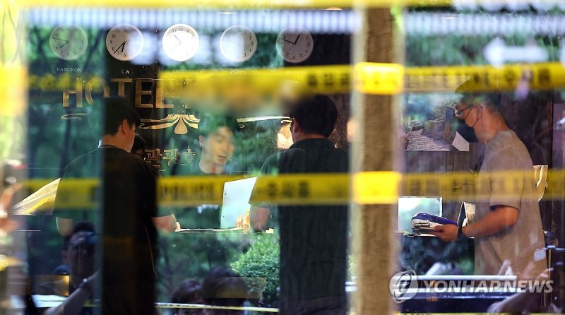 부천 화재 호텔 압수수색 부천 화재 호텔 압수수색 (부천=연합뉴스) 임순석 기자 = 경기 부천 호텔 화재 사고를 수사 중인 경찰이 27일 오전 경기 부천시 호텔 화재 현장을 압수수색 하고 있다. 2024.8.27 soonseok02@yna.co.kr (끝)