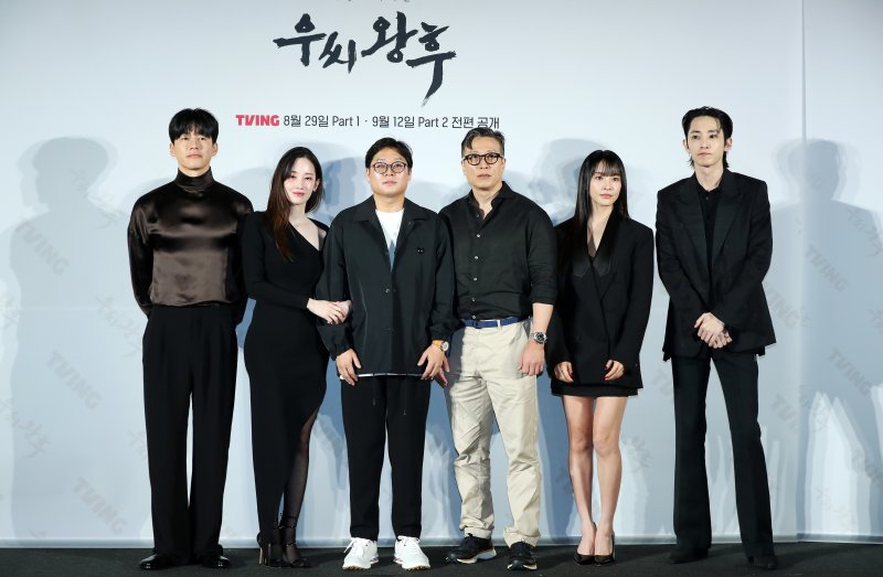 [서울=뉴시스] 김혜진 기자 = 배우 김무열(왼쪽부터), 전종서, 정세교 감독, 이병학 작가, 정유미, 이수혁이 27일 서울 용산구 CGV 아이파크몰에서 열린 티빙 오리지널 시리즈 '우씨왕후' 제작발표회에서 포즈를 취하고 있다. '우씨왕후'는 갑작스러운 왕의 죽음으로 왕위를 노리는 왕자들과 권력을 잡으려는 다섯 부족의 표적이 된 우씨왕후가 24시간 안에 새로운 왕을 세우기 위해 고군분투하는 추격 액션 사극이다. 2024.08.27. jini@newsis.com