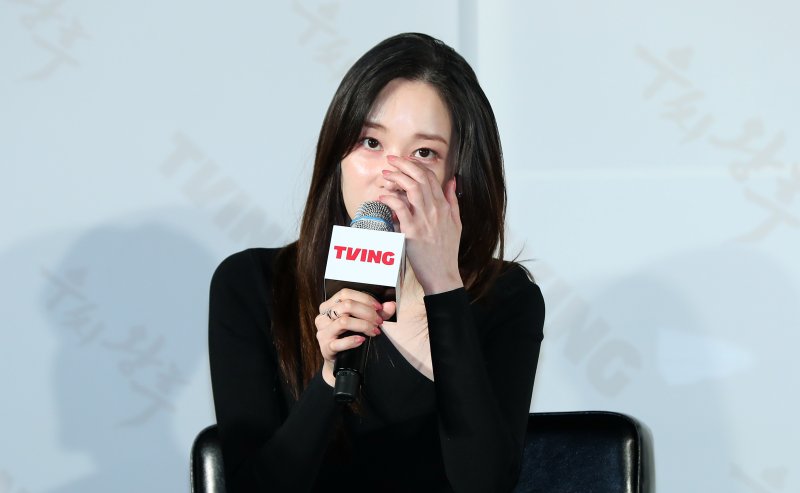 [서울=뉴시스] 김혜진 기자 = 배우 전종서가 27일 서울 용산구 CGV 아이파크몰에서 열린 티빙 오리지널 시리즈 '우씨왕후' 제작발표회에서 취재진의 질문에 답하고 있다. '우씨왕후'는 갑작스러운 왕의 죽음으로 왕위를 노리는 왕자들과 권력을 잡으려는 다섯 부족의 표적이 된 우씨왕후가 24시간 안에 새로운 왕을 세우기 위해 고군분투하는 추격 액션 사극이다. 2024.08.27. jini@newsis.com