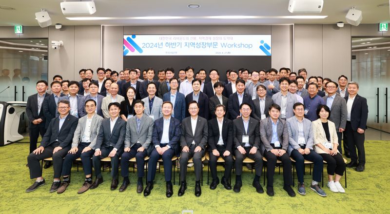 강석훈 한국산업은행 회장(첫째줄 오른쪽 여섯번째) , 김영진 지역성장부문장(첫째줄 오른쪽 일곱번째)이 27일 KDB NextONE부산에서 전국 영업점 점포장 회의를 마치고 기념촬영 하고 있다. 한국산업은행 제공