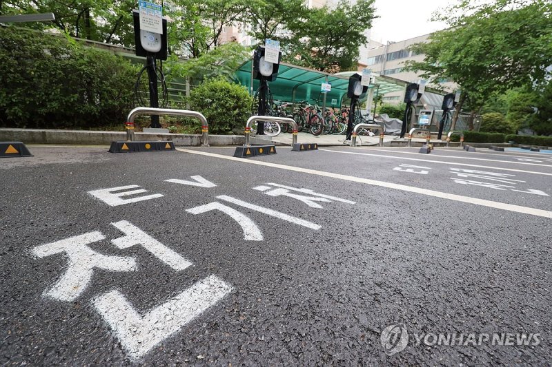 지난 8일 경기 안양시 한 아파트 단지 지상 주차장에 전기차 충전시설이 설치돼 있다. 사진=연합뉴스