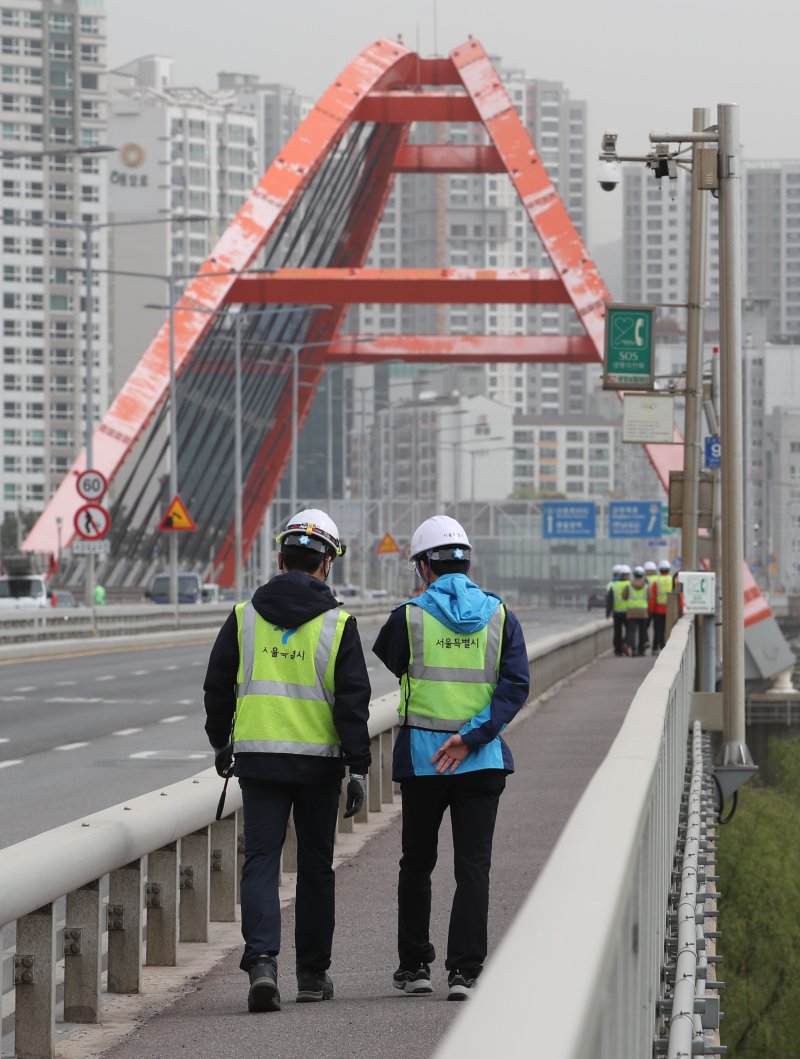 기사 내용과 직접적 관련이 없는 사진. 사진은 지난해 4월 13일 오전 서울 서강대교 남단에서 서울시 관계자들이 교량을 점검하고 있는 모습 /사진=뉴시스