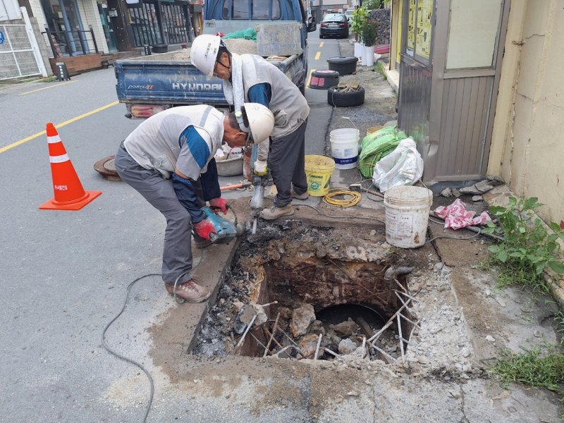 [창원=뉴시스] 강경국 기자 = 경남 창원시에서 하수도 긴급 복구공사가 진행되고 있다. (사진=창원시청 제공). 2024.08.28. photo@newsis.com *재판매 및 DB 금지