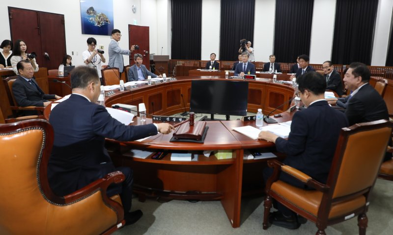 신성범 국회 정보위원회 위원장이 28일 국회에서 열린 정보위원회 전체회의를 주재하고 있다. 사진=뉴시스