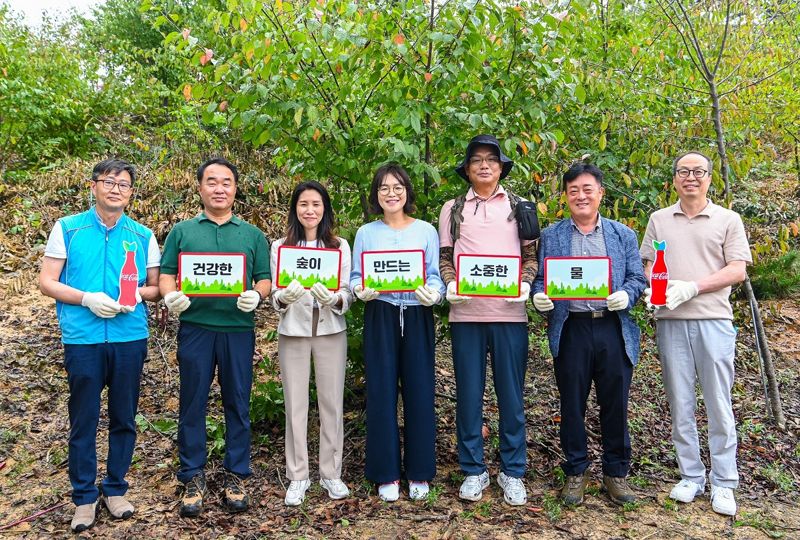 K-water 한강유역본부 김병호 부장(왼쪽부터), 여주시산림조합 이후정 조합장, WWF 한국본부 박민혜 사무총장, 한국 코카-콜라 구남주 상무, 한국생태환경연구소 이찬우 부소장, 여주시 강종희 산림공원 과장, 코카-콜라음료 여주공장 최형 공장장이 27일 여주 '숲 가꾸기' 프로젝트 후 기념 사진을 찍고 있다. /사진=한국 코카-콜라