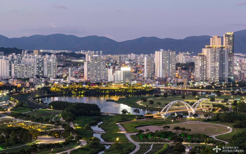 태화강 국가정원을 끼고 있는 울산 중구 시가지 모습. 울산 중구 제공