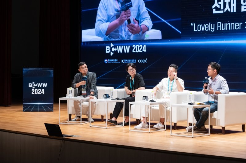 국제방송영상마켓 2024 콘퍼런스 '선재 업고 튀어!' 28일 오후 서울 강남구 코엑스에서 열린 '국제방송영상마켓 2024'(BCWW 2024) 콘퍼런스 트렌드 세션 '선재 업고 튀어!'에서 참가자들이 대담을 나누고 있다. 왼쪽부터 좌장인 정덕현 대중문화평론가, 패널인 박순태 본팩토리 기획이사, 손정욱 라쿠텐비키 콘텐츠 구매·파트너십 팀장, 김도현 CJ ENM 해외콘텐츠사업 팀장. [한국콘텐츠진흥원 제공. 재판매 및 DB 금지]