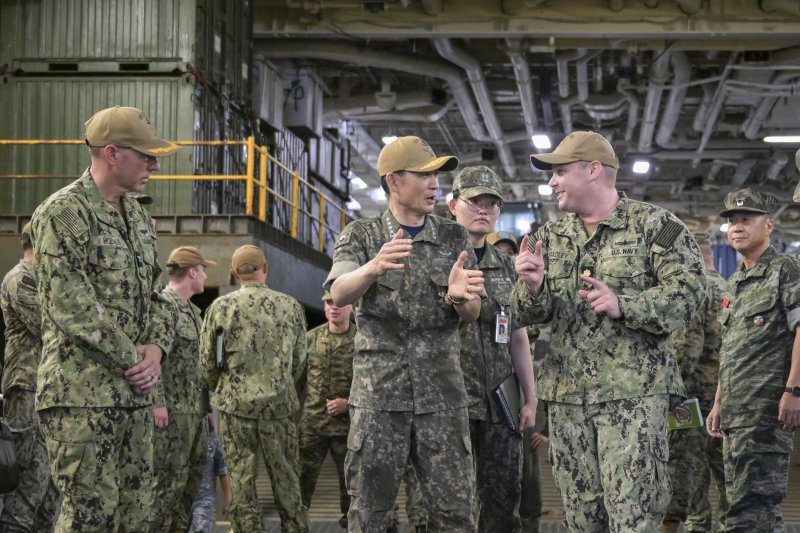 28일 쌍룡훈련 현장지도차 부산작전기지 내 미 강습상륙함 복서함(USS BOXER, LHD)을 방문한 양용모 해군참모총장이 미 해군 장병과 대화를 나누고 있다.<div id='ad_body3' class='mbad_bottom' ></div> 사진=해군 제공