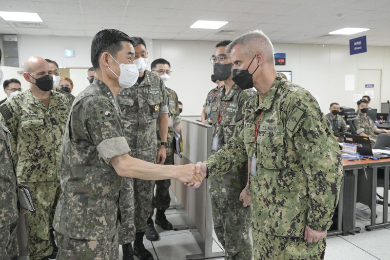 28일 UFS연습 현장지도차 부산작전기지 내 연합해양작전본부(CMOC)을 방문한 양용모 해군참모총장이 윌리엄 연합해군구성군사령부 화력반 부반장과 악수하고 있다. 사진=해군 제공