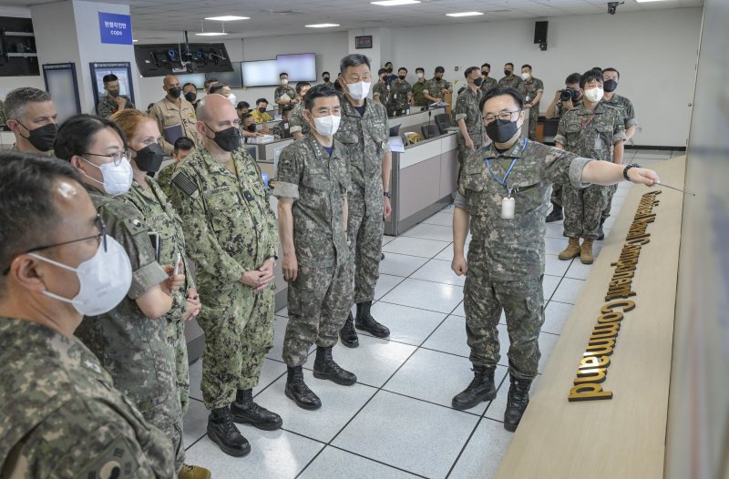 28일 UFS연습 현장지도차 부산작전기지 내 연합해양작전본부(CMOC)을 방문한 양용모(오른쪽 세번째) 해군참모총장이 연습상황에 대한 보고를 받고 있다. (사진=해군 제공