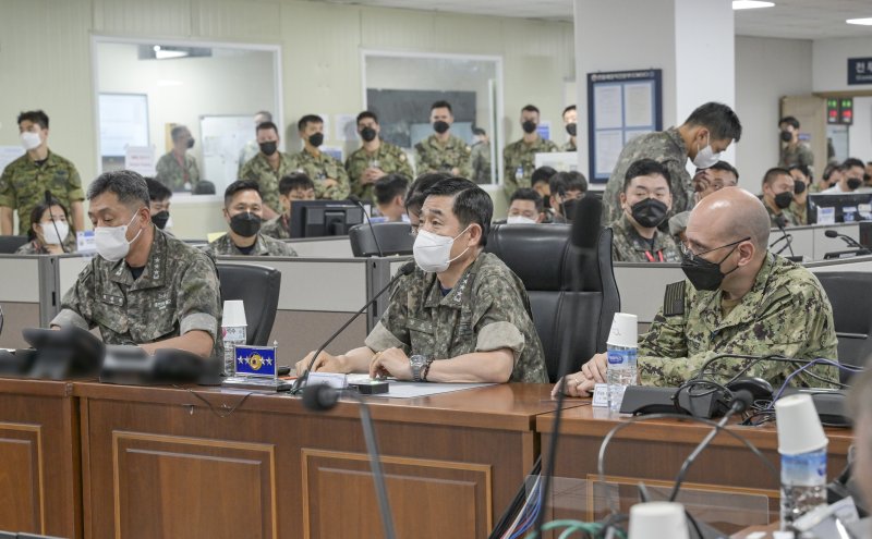 28일 UFS연습 현장지도차 부산작전기지 내 연합해양작전본부(CMOC)을 방문한 양용모 해군참모총장(가운데)이 연습상황에 대한 보고를 받고 있다. 사진=해군 제공