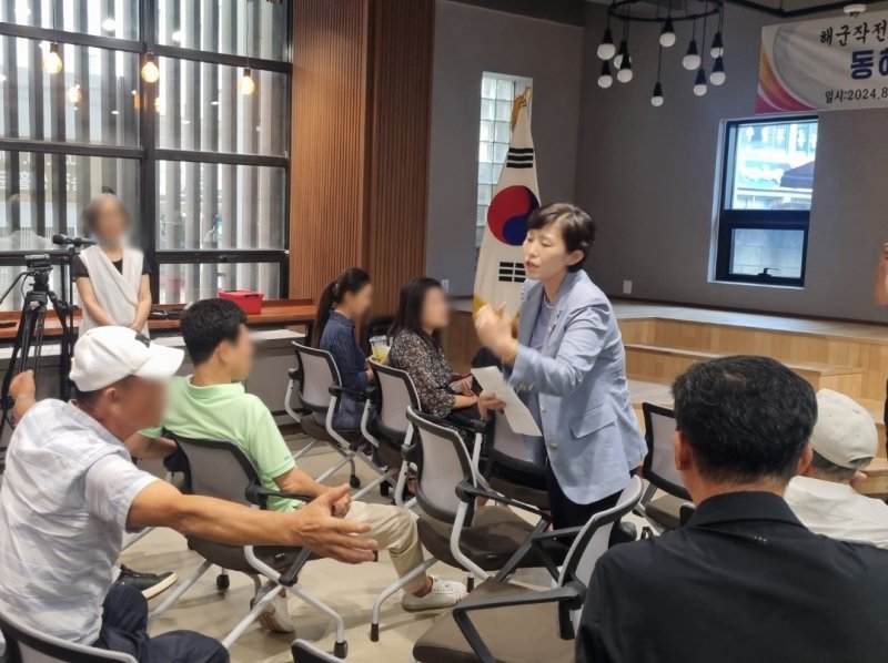 28일 강원 동해시 송정생활문화센터에서 열린 '해군 작전헬기장 계획 백지화 촉구 동해시민회의'에 참석한 한 시민이 김향정 동해시의원과 설전을 벌이고 있다. 2024.8.28/뉴스1