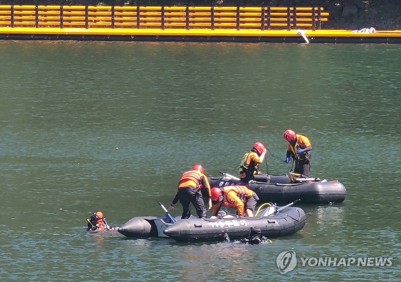 강원 홍천군 대룡저수지에서 관광용 부교 작업을 하다 실종된 40대 작업자 2명에 대한 수색 이틀째인 28일 소방 당국이 실종 추정자를 발견해 인양하고 있다. 2024.8.28 [독자 제공]/사진=연합뉴스