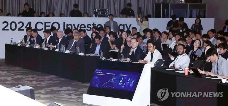 현대자동차 'CEO 인베스터 데이' 현대자동차 'CEO 인베스터 데이' (서울=연합뉴스) 강민지 기자 = 28일 서울 영등포구 콘래드 서울 호텔에서 열린 '2024 현대차 CEO 인베스터 데이'에서 참석자들이 장재훈 현대자동차 사장의 발표를 경청하고 있다. 2024.8.28 [공동취재] mjkang@yna.co.kr (끝)