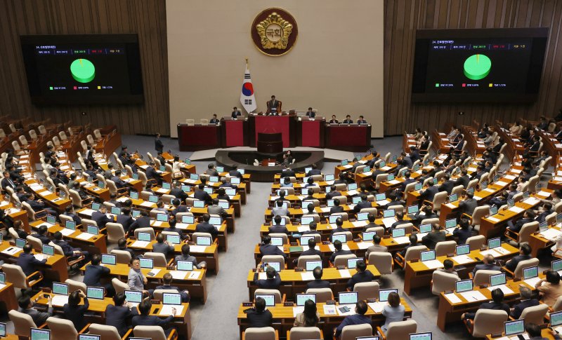 28일 오후 구하라법, 전세사기특별법 등 민생 법안을 처리 중인 본회의장의 여야 의원석이 빈자리 없이 꽉 차 있다. 재적 300인 중 295명의 의원이 재석한 가운데 열린 이날 본회의에서는 22대 국회 개원 이후 처음으로 여야가 합의로 민생 법안을 처리했다. 연합뉴스