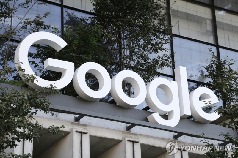 구글 로고 FILE - A Google sign hangs over an entrance to the company's new building, Sept. 6, 2023, in New York. (AP Photo/Peter Morgan, File) FILE PHOTO