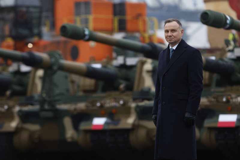 폴란드의 안제이 두다 대통령이 2022년 12월 6일 폴란드 그디니아 항구에서 한국산 기갑 차량과 함께 기념사진을 찍고 있다.AP뉴시스