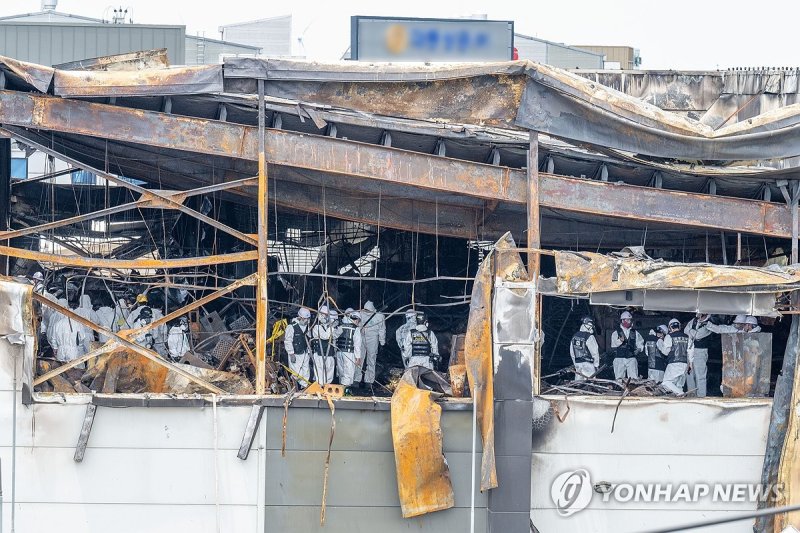 경기도 화성시 서신면 리튬전지 공장 화재 현장에서 경찰과 소방, 국립과학수사연구원, 국토안전연구원, 고용노동부, 산업안전관리공단 등 관계자들이 화재 원인을 찾기 위한 합동 감식을 하고 있다. 6.25