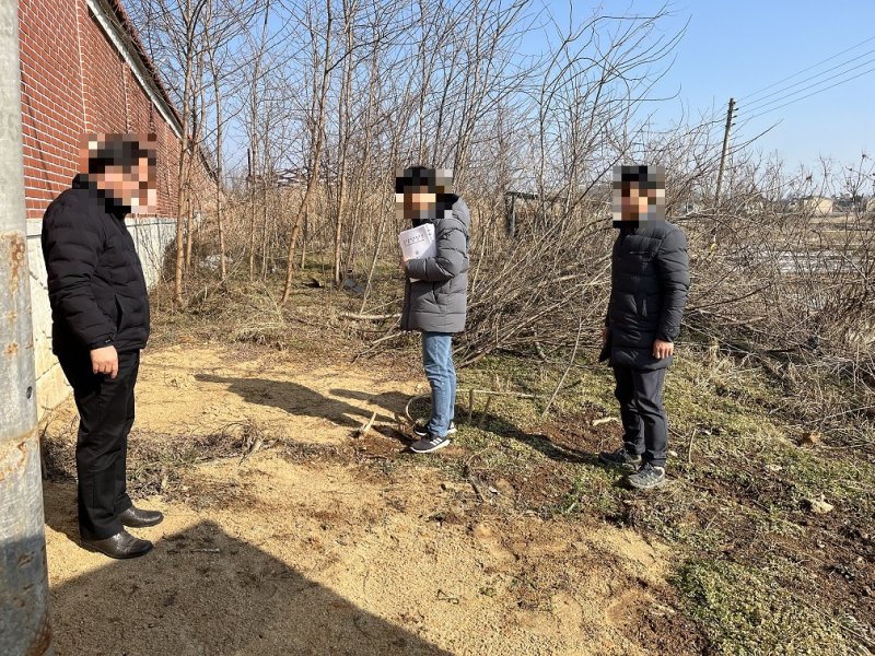 평택 주한미군 주변지역 토양오염도를 측정하고 있는 모습.