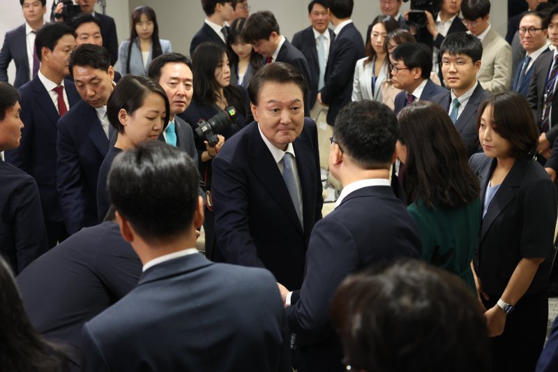 윤석열 대통령이 29일 서울 용산 대통령실 청사 브리핑룸에서 국정브리핑 및 기자회견을 마친 뒤 기자들과 악수하고 있다. 사진=뉴시스화상