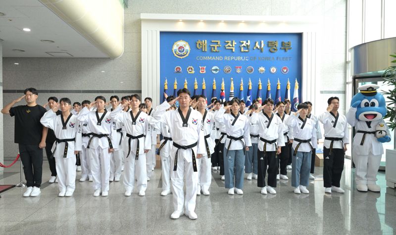 해군태권도선수단이 29일 부산 남구에 위치한 해군작전사령부 본청에서 7번째 종합우승을 다짐하며, 경례를 하고 있다. 해군작전사령부 제공