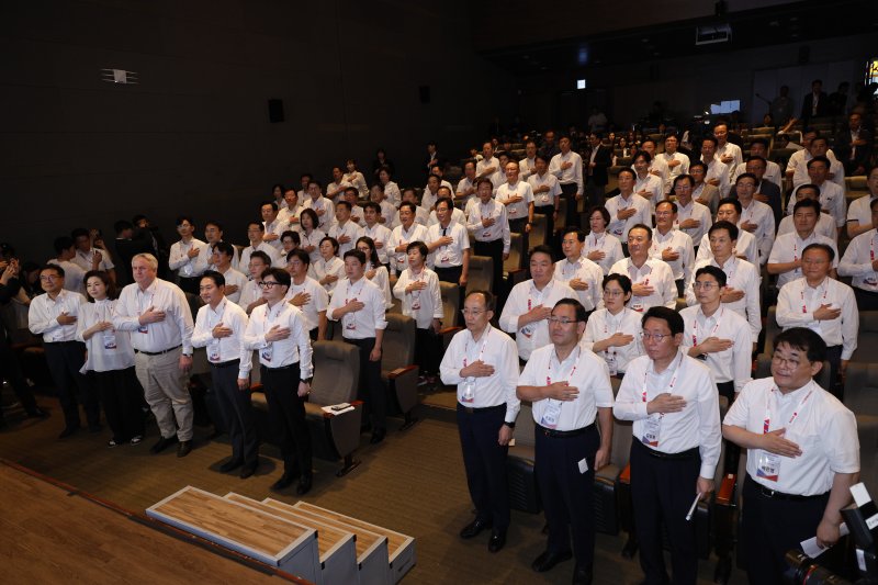 한동훈 국민의힘 대표와 추경호 원내대표를 비롯한 의원들이 29일 오후 인천 중구 인천국제공항공사 인재개발원에서 열린 2024 국민의힘 국회의원 연찬회 개회식에 참석해 국민의례를 하고 있다. 뉴스1화상