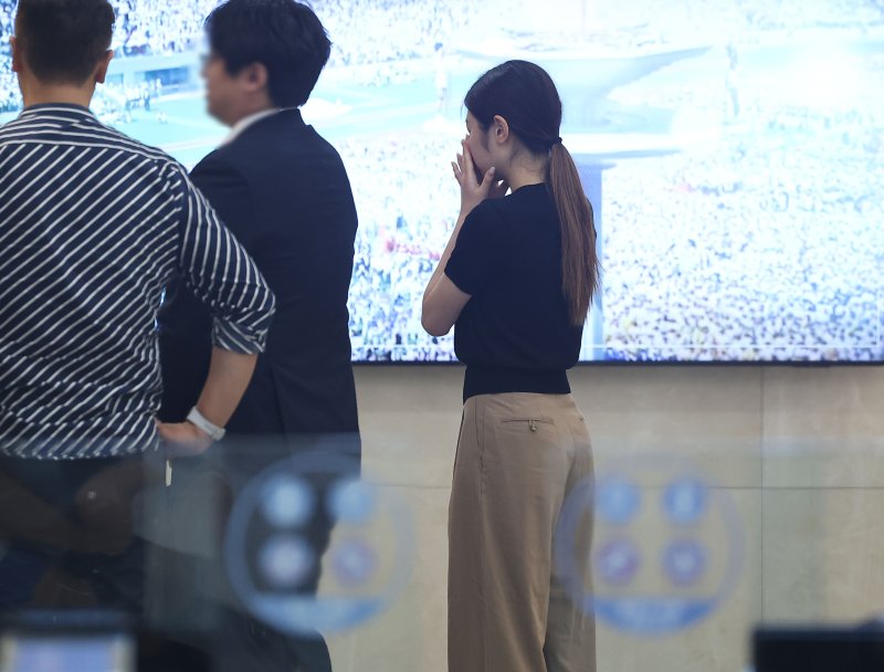 해외 전지훈련 기간 술을 마시고 이성 후배에게 성적 가해를 한 혐의로 3년 자격 정지 징계를 받은 피겨스케이팅 여자 싱글 전 국가대표 이해인이 29일 오후 대한체육회 스포츠공정위원회 재심의가 열리는 서울 송파구 올림픽회관에 들어서고 있다. / 사진 = 연합뉴스