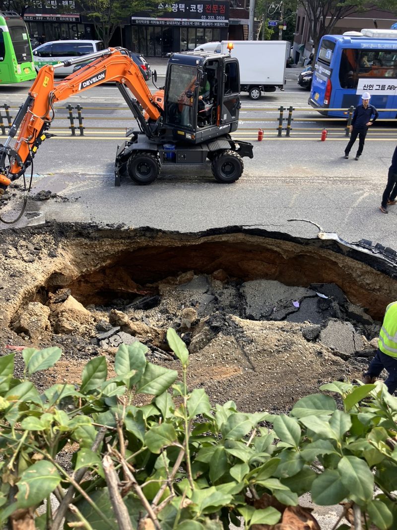 29일 서울 서대문구 연희동 성산로에서 발생한 땅 꺼짐 사고 현장에서 도로 복구 작업이 이뤄지고 있다.<div id='ad_body3' class='mbad_bottom' ></div> 독자 김용준 군 제공