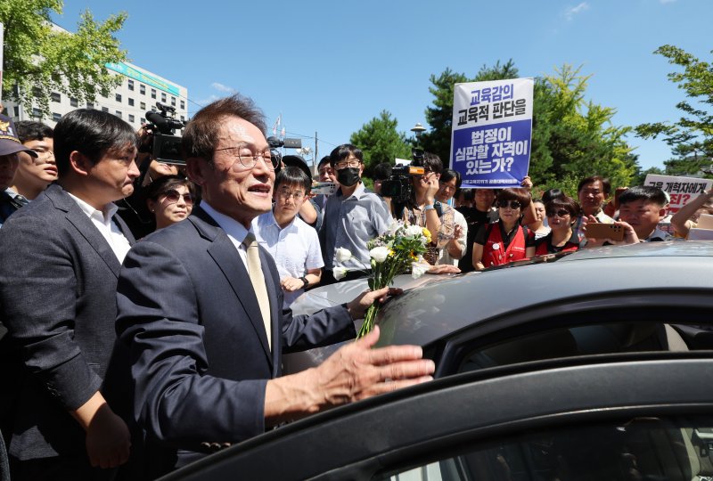 조희연 서울시교육감(왼쪽 두번째)이 29일 서울 종로구 서울시교육청을 떠나고 있다. 그는 이날 대법원 판결로 교육감직을 상실했다. 뉴시스