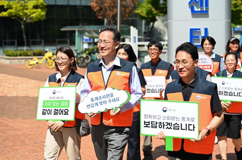 통계청이 현장에서 정확한 통계 생산을 위해 애쓰는 통계조사원의 노고를 알리기 위해 9월 한 달 동안 '가치 있는 걸음, 같이 걸어요' 걷기 기부 캠페인을 한다고 29일 밝혔다. 이형일 통계청장(앞줄 왼쪽 두번째)과 관계자들이 캠페인을 진행하고 있다. 통계청 제공