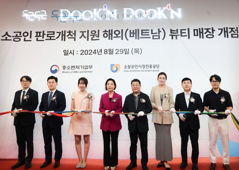 지난 29일 베트남 하노이 ‘두근두근(Dook’n Dook’n)’ 매장 개소식에서 주베트남 대한민국 대사관 전두민 상무관, 김균수 하노이 한인회 수석부회장, 쯔옹 콴 린 비엣텔포스트 매니저, 오영주 중소벤처기업부 장관, 박성효 소상공인시장진흥공단 이사장, 조현민 한진 사장, 노삼석 한진 대표이사 사장, 고강혁 앤드원코퍼레이션 대표(왼쪽부터)가 기념촬영을 하고 있다. 한진 제공