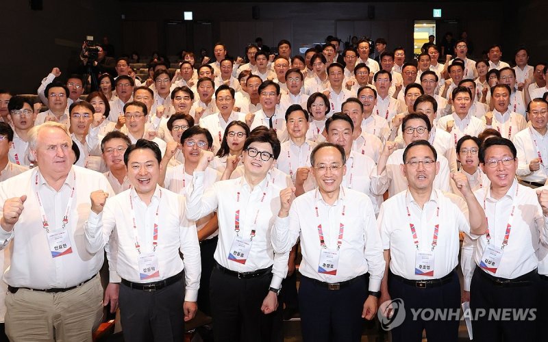 국민의힘 한동훈 대표와 추경호 원내대표를 비롯한 의원들이 29일 오후 인천 영종도 인천국제공항공사 인재개발원에서 열린 국회의원 연찬회에서 기념촬영 하고 있다. 2024.8.29 연합뉴스