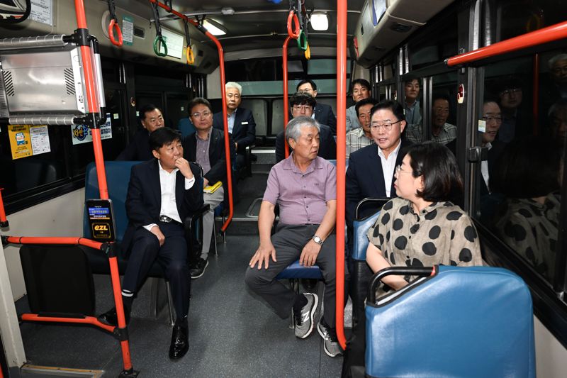 30일 오전 운행을 개시한 양주 37번 버스에 탑승한 강수현 양주시장과 탑승객들이 버스 운행에 대해 의견을 나누고 있다. /양주시 제공