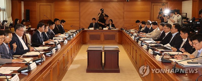 발언하는 노연홍 의료개혁특위 위원장 발언하는 노연홍 의료개혁특위 위원장 (서울=연합뉴스) 최재구 기자 = 노연홍 의료개혁특별위원회 위원장이 30일 서울 종로구 정부서울청사에서 열린 제6차 의료개혁특별위원회에서 발언하고 있다. 2024.8.30 jjaeck9@yna.co.kr (끝)