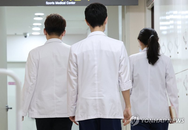 이어지는 의정갈등 이어지는 의정갈등 (서울=연합뉴스) 김성민 기자 = 의정갈등이 이어지고 있는 16일 서울 시내 한 대학병원에서 의료진이 이동하고 있다. 2024.8.16 ksm7976@yna.co.kr (끝)