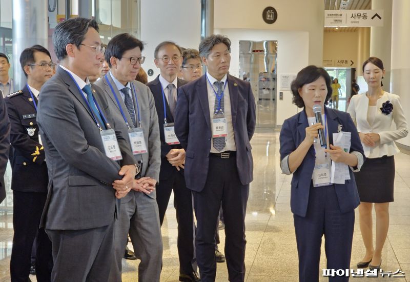 30일 오후 국립해양박물관에서 열린 ‘제1회 동삼혁신지구 해양클러스터 페스티벌’ 현장에서 기관 개방행사·설명회에 참석한 강도형 해수부 장관, 박형준 부산시장, 이희승 KIOST 원장(왼쪽 두 번째부터) 등이 기관 관계자의 설명을 듣고 있다. 사진=변옥환 기자