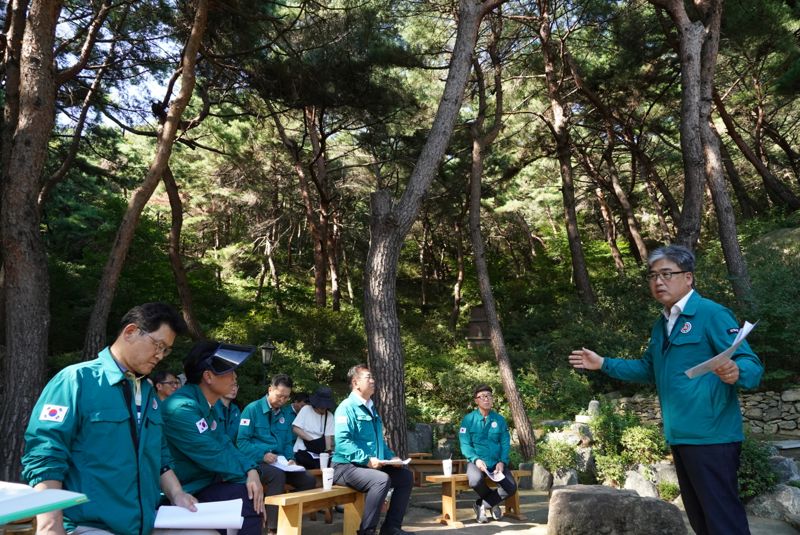 임상섭 산림청장(맨 오른쪽)이 30일 서울 인왕산 산불피해지에서 각 기관 산림복원 전문가들이 참석한 가운데 열린 생태복원을 위해 현장토론회에서 모두 발언을 하고 있다.