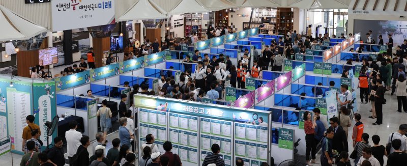 [인천=뉴시스] 전진환 기자 = 인천 뿌리기업 채용박람회가 열린 27일 오후 인천 남동구 인천시청 로비에서 구직자들이 참여 업체 부스에서 채용상담을 받고 있다. 2024.08.27. amin2@newsis.com