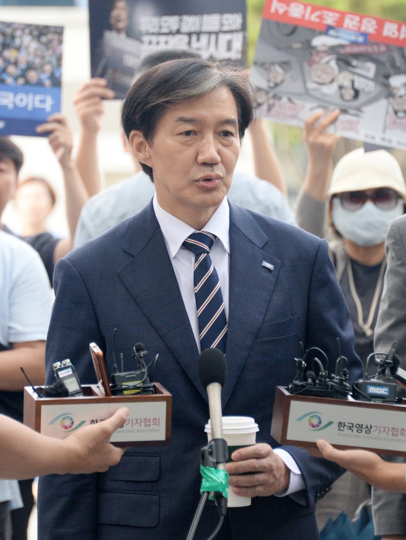 조국 조국혁신당 전 대표가 지난해 8월31일 전북 전주시 전주지방검찰청에서 문재인 전 대통령 옛 사위 특혜채용 의혹 관련 참고인 조사를 받기 직전 취재진 질문을 받는 모습. 뉴시스