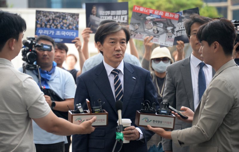 [전주=뉴시스] 김얼 기자 = 조국 조국혁신당 대표가 31일 전북 전주시 전주지방검찰청에서 문재인 전 대통령 옛 사위 특혜채용 의혹과 관련한 참고인 신분으로 조사를 받기 위해 출두해 기자들의 질의에 답변하고 있다. 2024.08.31. pmkeul@newsis.com