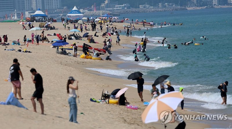 폐장한 경포해수욕장 찾은 피서객들 폐장한 경포해수욕장 찾은 피서객들 (강릉=연합뉴스) 유형재 기자 = 25일 강원 강릉시 경포해수욕장에서 피서객들이 막바지 피서를 즐기고 있다. 경포해수욕장을 비롯한 동해안 대부분의 해수욕장은 지난 18일 폐장했다. 2024.8.25 yoo21@yna.co.kr (끝)