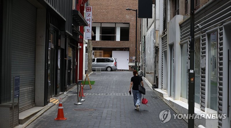 지난 7월 16일 오후 서울 명동 골목 상가가 한산한 모습을 보이고 있다. 사진=연합뉴스