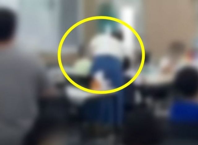 중학교 1학년 남학생이 초등학교 1학년 여아의 바지에 손을 넣는 모습을 발견한 선생님이 남학생의 손을 붙잡는 모습. [JTBC '사건반장' 캡처]