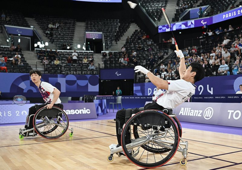 31일(한국시간) 프랑스 파리 포르트드라샤펠 경기장에서 열린 2024 파리 패럴림픽 배드민턴 남자 복식 스포츠등급 WH1-2 조별예선 A조 3차전에서 한국 정재군-유수영 조가 일본 마쓰모토 다쿠미-나가시마 오사무 조를 상대하고 있다. / 사진 = 연합뉴스